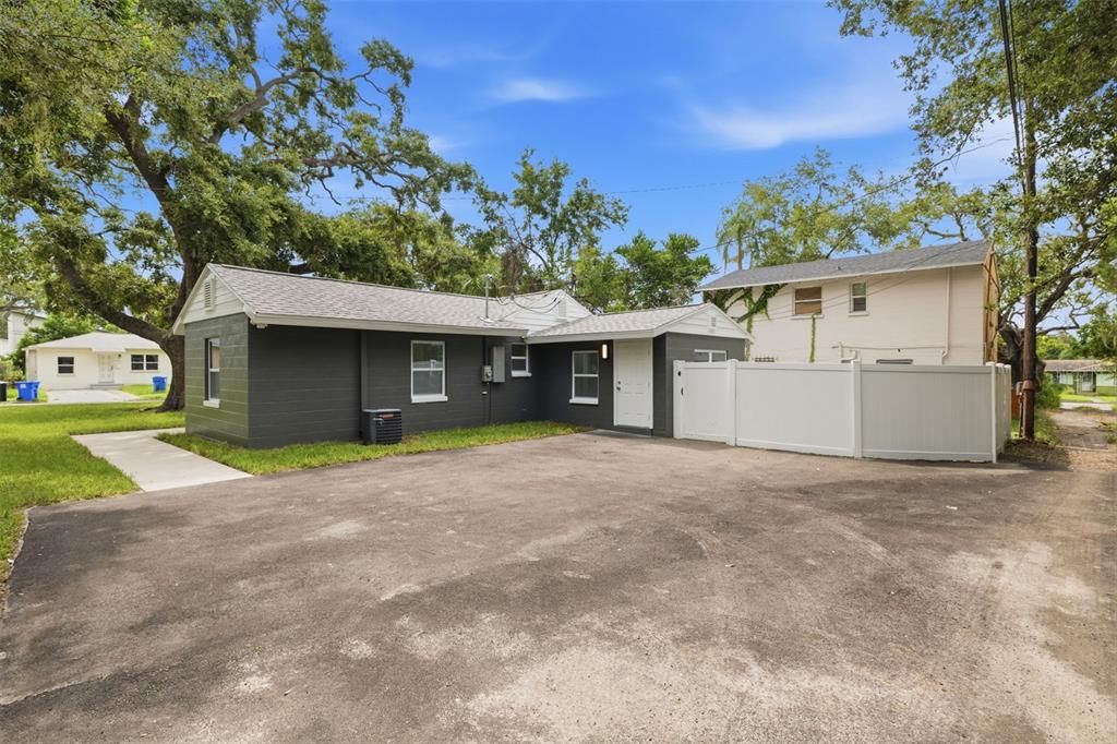 Active With Contract: $299,000 (2 beds, 1 baths, 909 Square Feet)