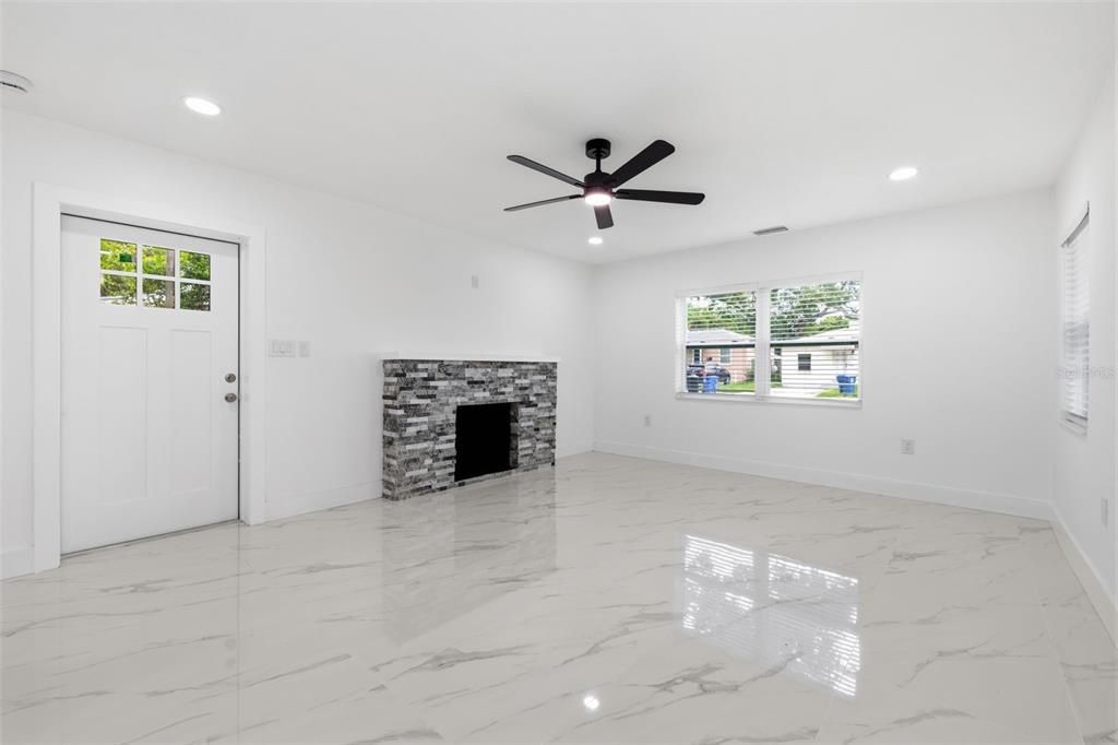 Active With Contract: $299,000 (2 beds, 1 baths, 909 Square Feet)