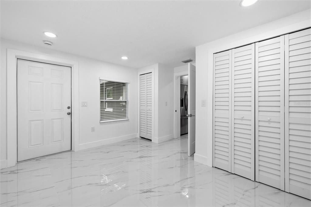Active With Contract: $299,000 (2 beds, 1 baths, 909 Square Feet)