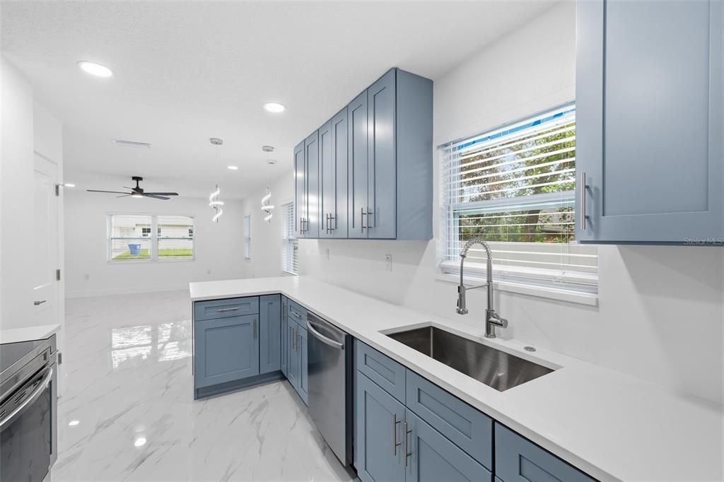 Active With Contract: $299,000 (2 beds, 1 baths, 909 Square Feet)