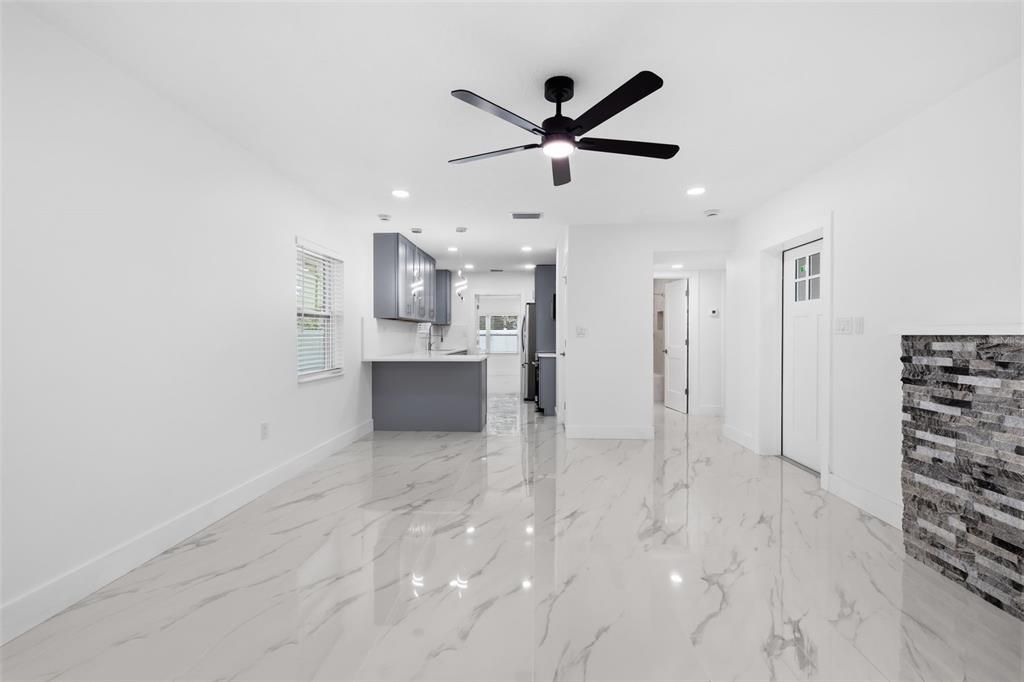 Active With Contract: $299,000 (2 beds, 1 baths, 909 Square Feet)