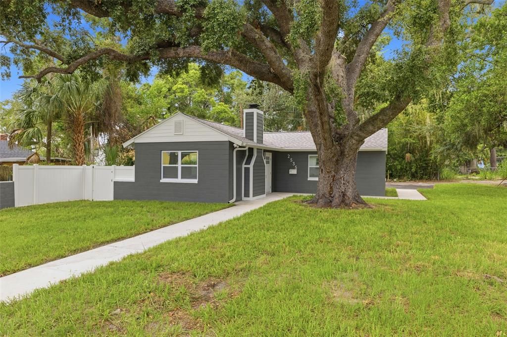 Active With Contract: $299,000 (2 beds, 1 baths, 909 Square Feet)