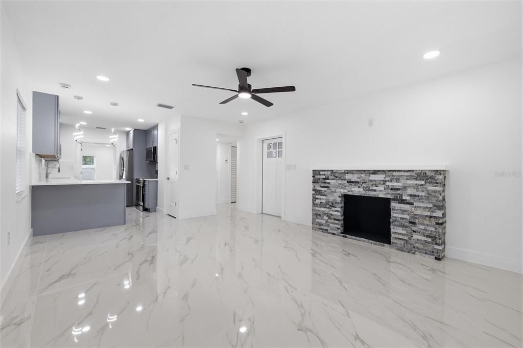 Active With Contract: $299,000 (2 beds, 1 baths, 909 Square Feet)