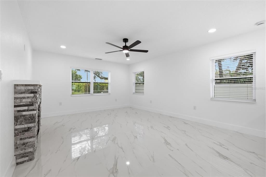 Active With Contract: $299,000 (2 beds, 1 baths, 909 Square Feet)