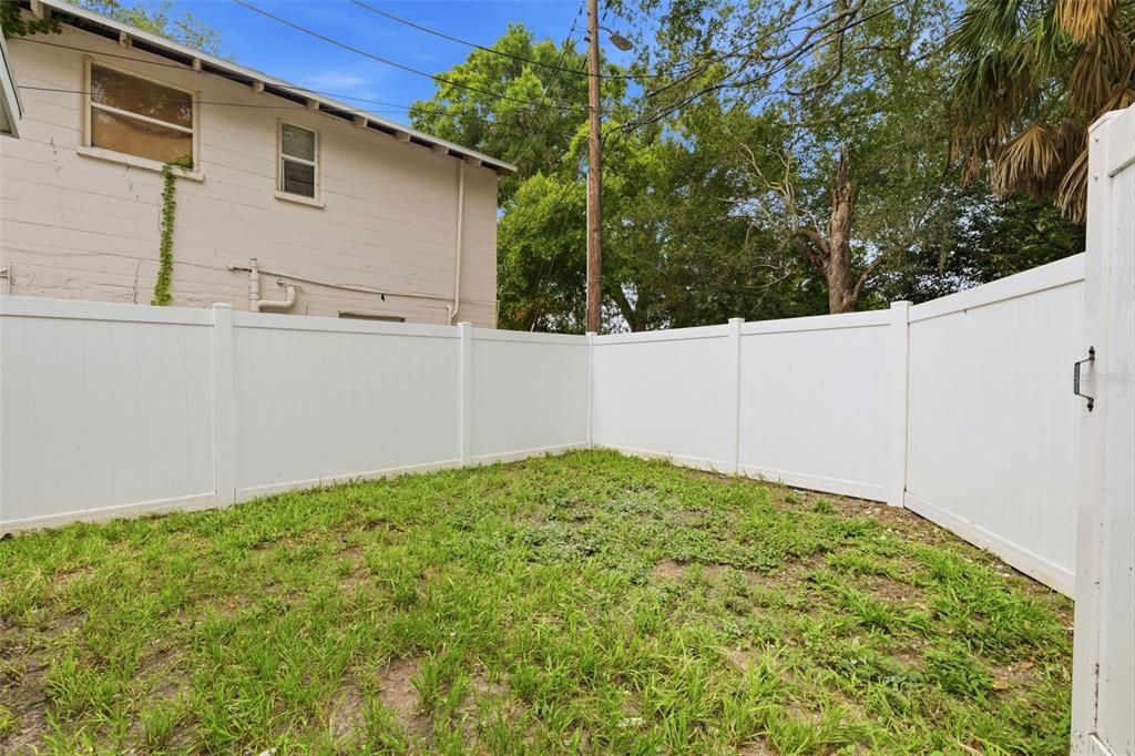 Active With Contract: $299,000 (2 beds, 1 baths, 909 Square Feet)