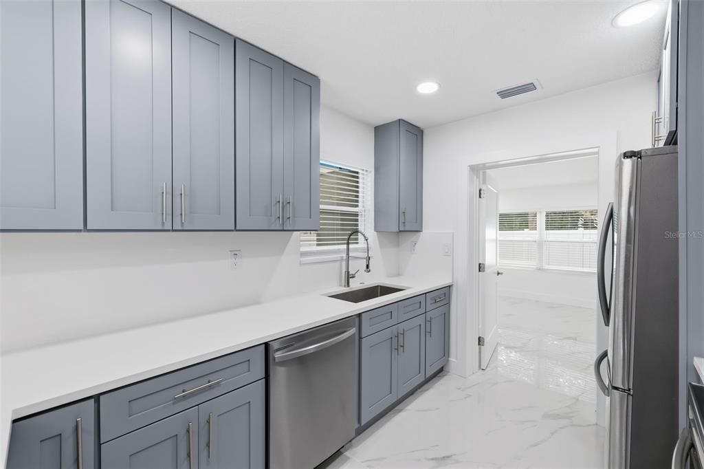 Active With Contract: $299,000 (2 beds, 1 baths, 909 Square Feet)