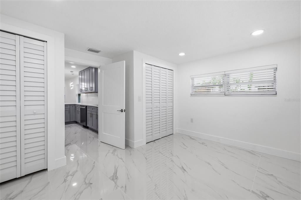 Active With Contract: $299,000 (2 beds, 1 baths, 909 Square Feet)
