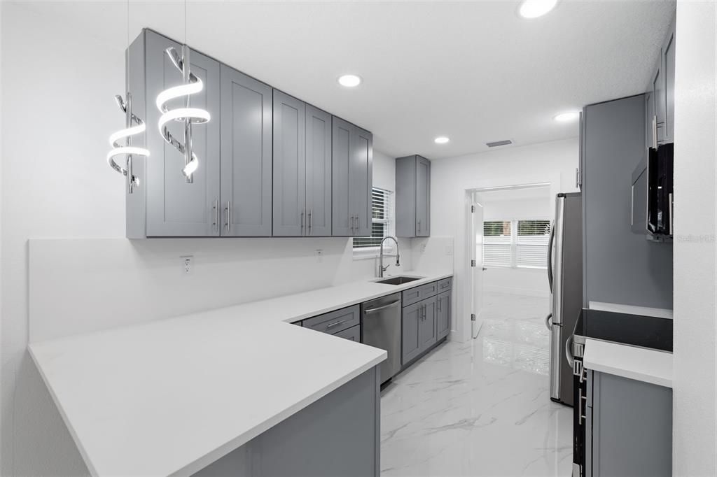 Active With Contract: $299,000 (2 beds, 1 baths, 909 Square Feet)
