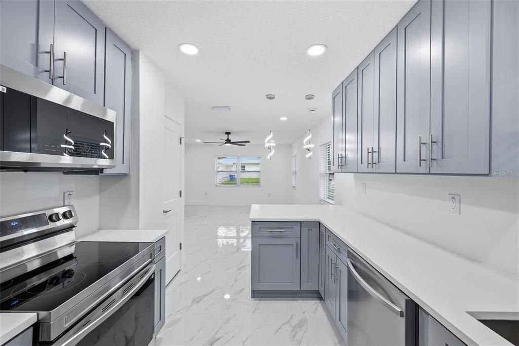 Active With Contract: $299,000 (2 beds, 1 baths, 909 Square Feet)