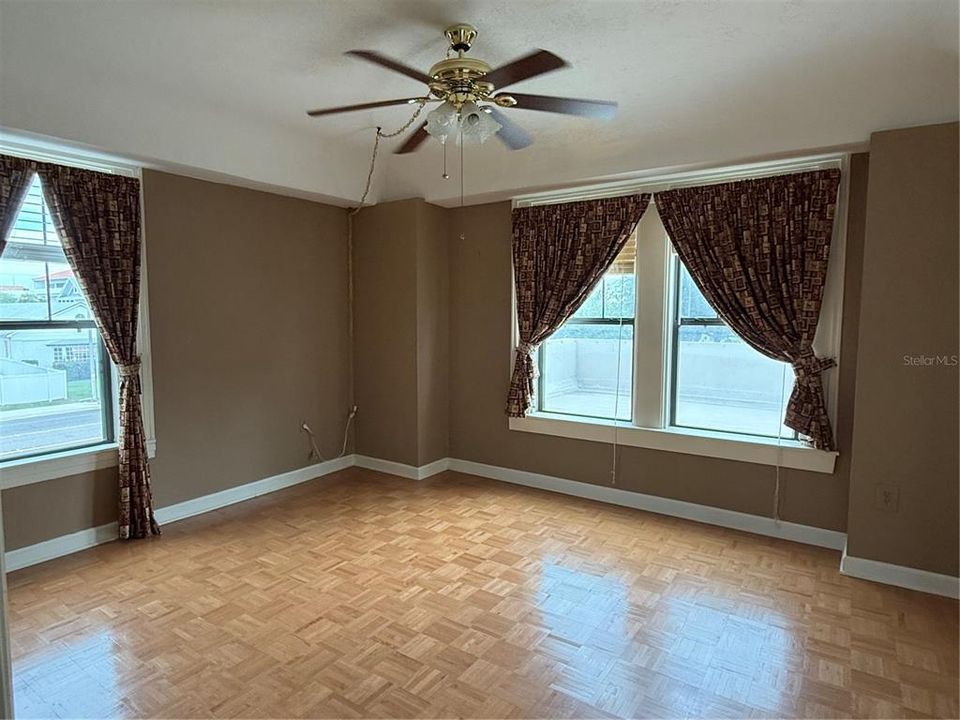 For Sale: $149,500 (2 beds, 1 baths, 873 Square Feet)