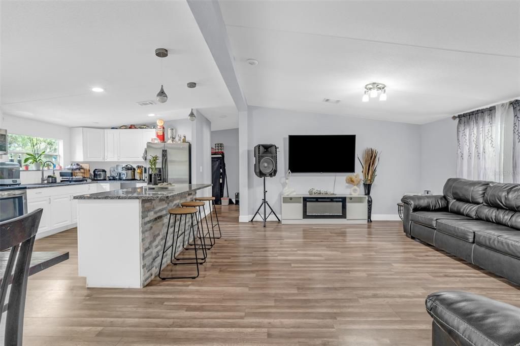 For Sale: $265,000 (6 beds, 4 baths, 1782 Square Feet)