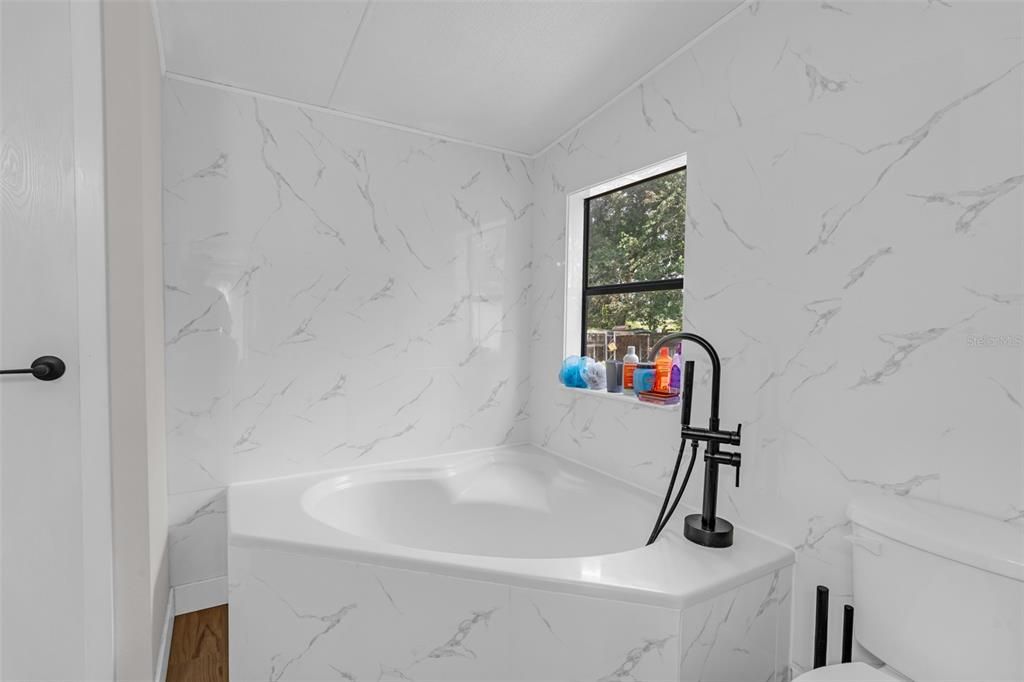 For Sale: $265,000 (6 beds, 4 baths, 1782 Square Feet)