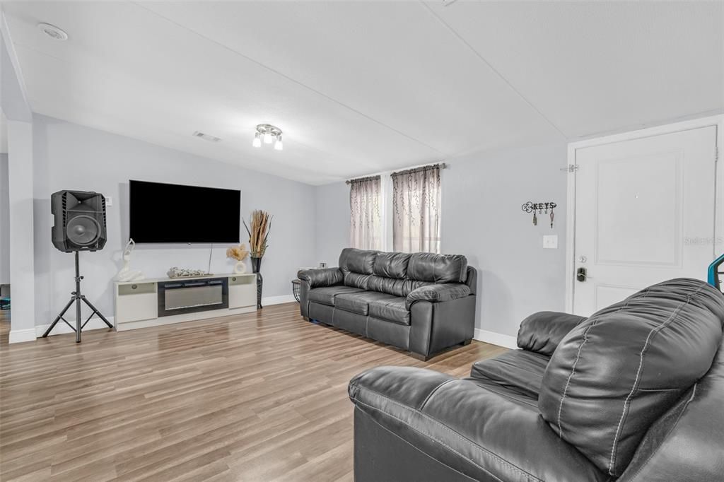 For Sale: $265,000 (6 beds, 4 baths, 1782 Square Feet)