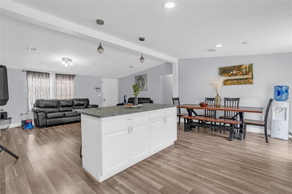 For Sale: $265,000 (6 beds, 4 baths, 1782 Square Feet)