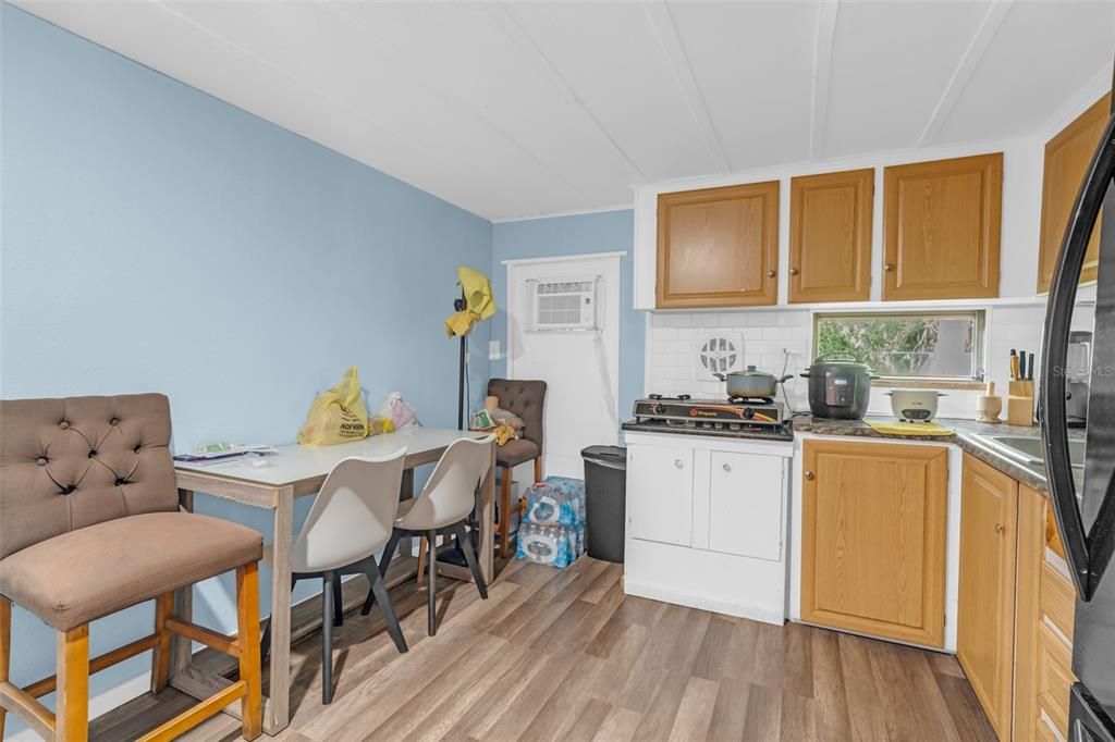 For Sale: $265,000 (6 beds, 4 baths, 1782 Square Feet)