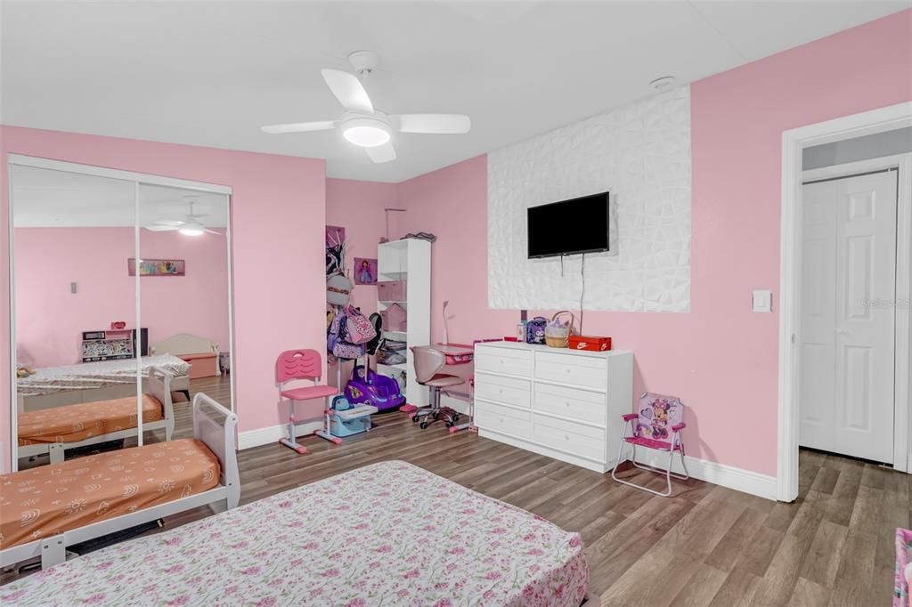 For Sale: $265,000 (6 beds, 4 baths, 1782 Square Feet)