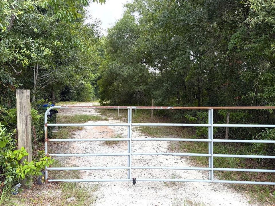 En Venta: $1,999,500 (9.45 acres)
