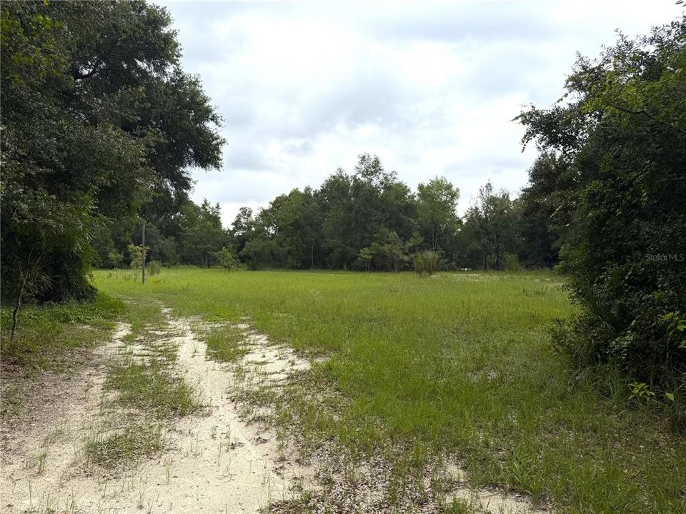 En Venta: $1,999,500 (9.45 acres)
