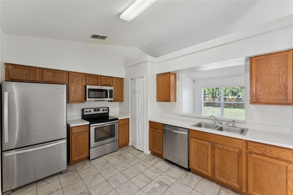 Active With Contract: $325,000 (3 beds, 2 baths, 1246 Square Feet)