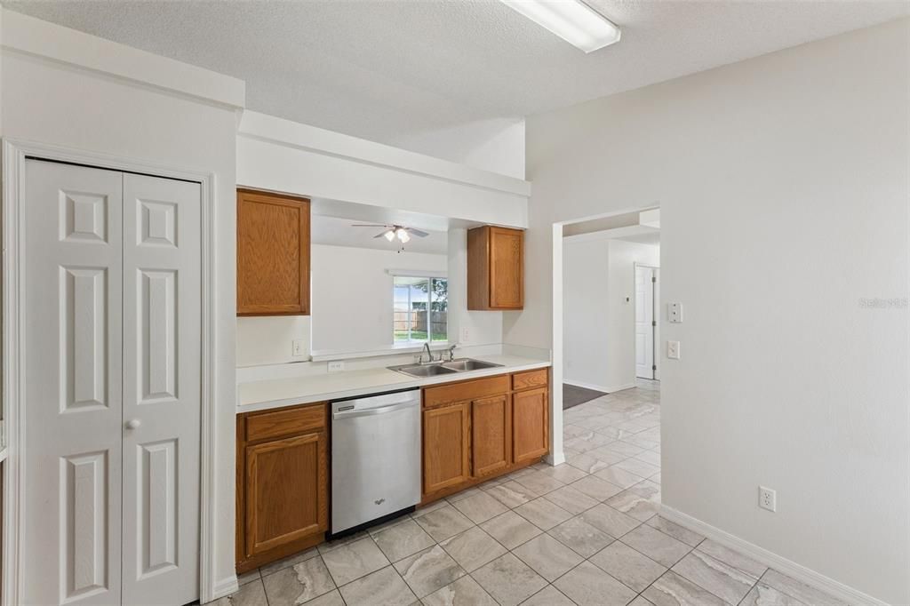 Active With Contract: $325,000 (3 beds, 2 baths, 1246 Square Feet)