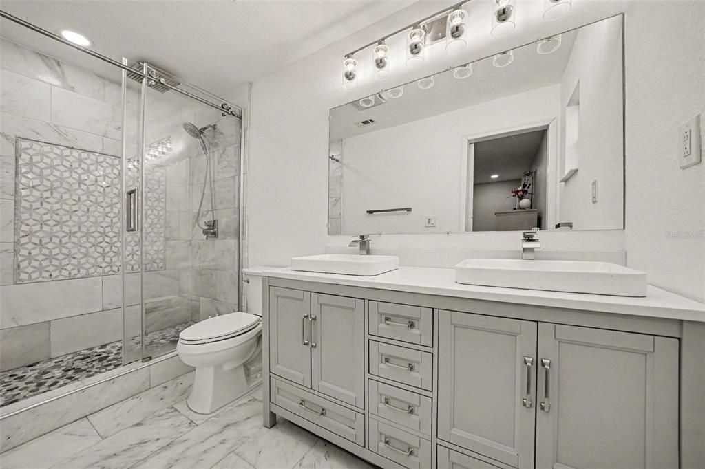 En Venta: $560,000 (3 camas, 2 baños, 2410 Pies cuadrados)