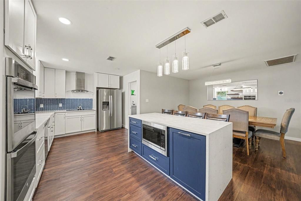 En Venta: $560,000 (3 camas, 2 baños, 2410 Pies cuadrados)