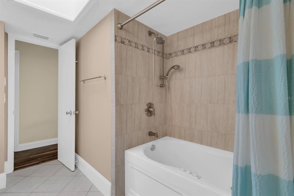En Venta: $675,000 (4 camas, 2 baños, 2868 Pies cuadrados)