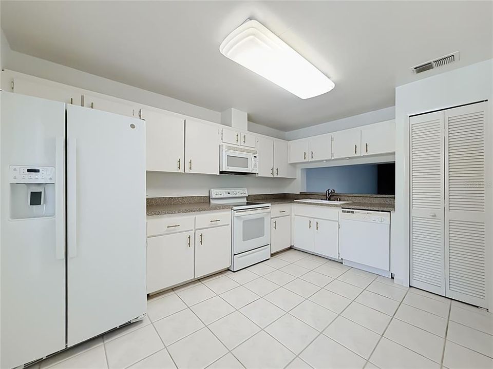 For Sale: $200,000 (2 beds, 2 baths, 1341 Square Feet)