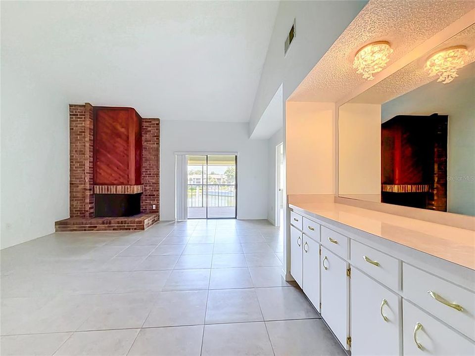 For Sale: $200,000 (2 beds, 2 baths, 1341 Square Feet)