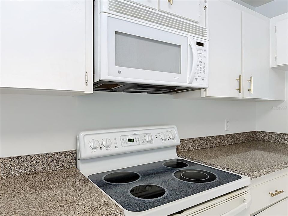 For Sale: $200,000 (2 beds, 2 baths, 1341 Square Feet)