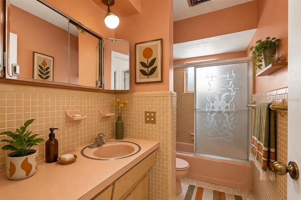 En Venta: $549,900 (2 camas, 2 baños, 1430 Pies cuadrados)