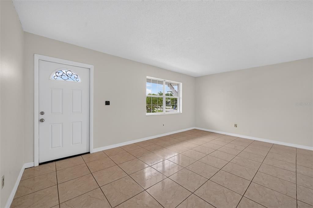 Activo con contrato: $219,900 (4 camas, 2 baños, 1482 Pies cuadrados)