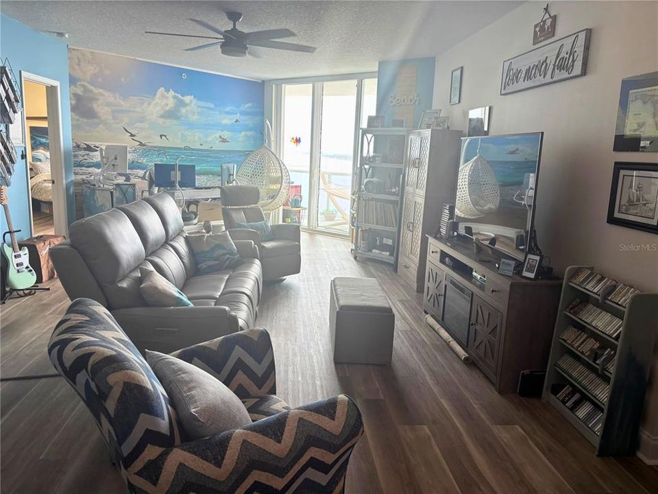 For Sale: $375,000 (2 beds, 2 baths, 1670 Square Feet)