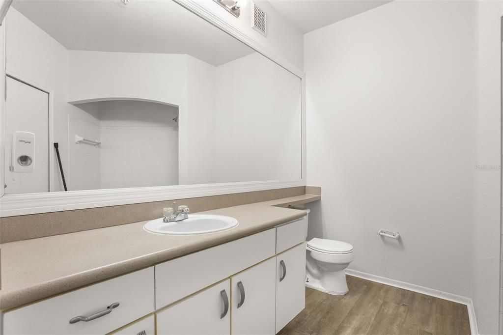 For Rent: $1,400 (1 beds, 1 baths, 837 Square Feet)
