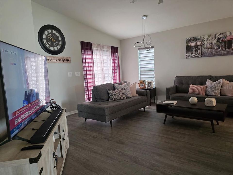 For Rent: $2,500 (3 beds, 2 baths, 1435 Square Feet)