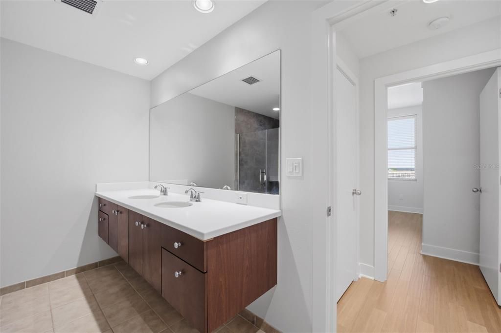 Active With Contract: $2,750 (2 beds, 1 baths, 1050 Square Feet)