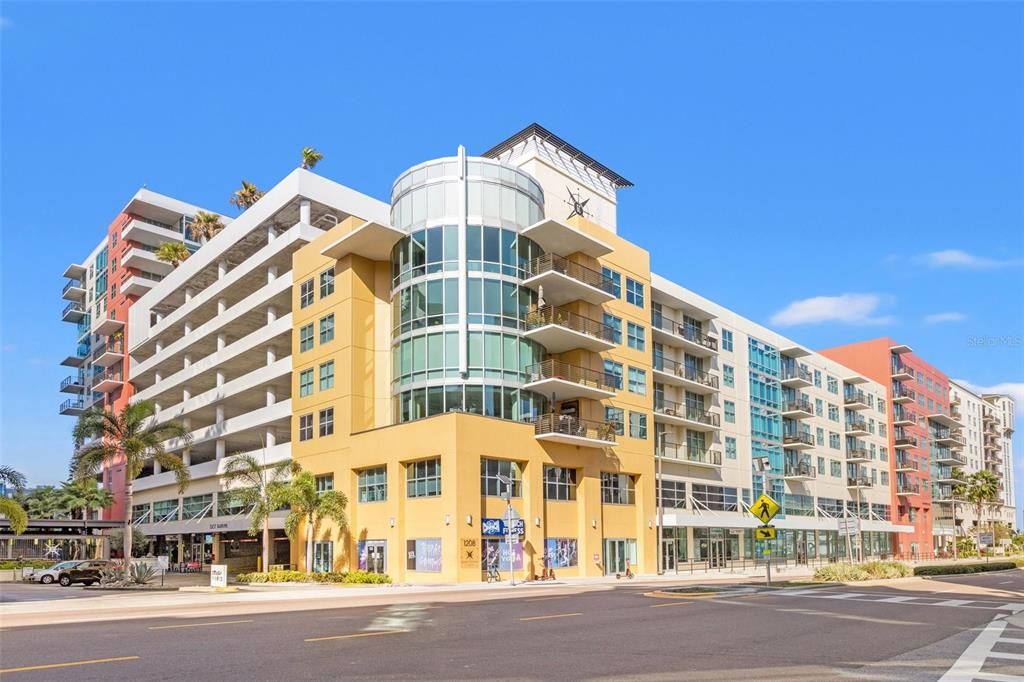Active With Contract: $2,750 (2 beds, 1 baths, 1050 Square Feet)
