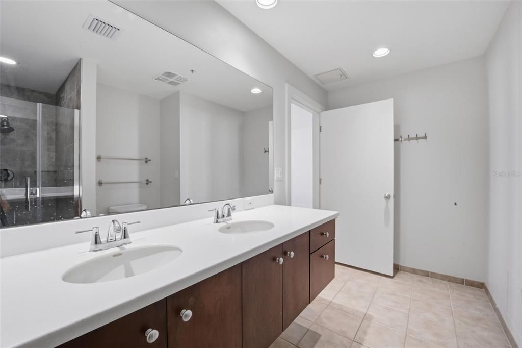 Active With Contract: $2,750 (2 beds, 1 baths, 1050 Square Feet)