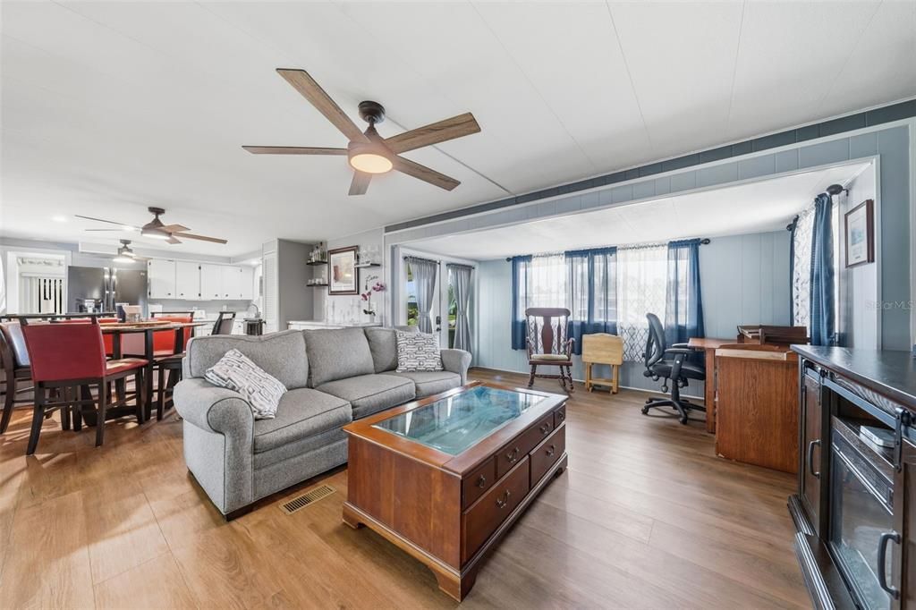 For Sale: $325,000 (3 beds, 2 baths, 1104 Square Feet)