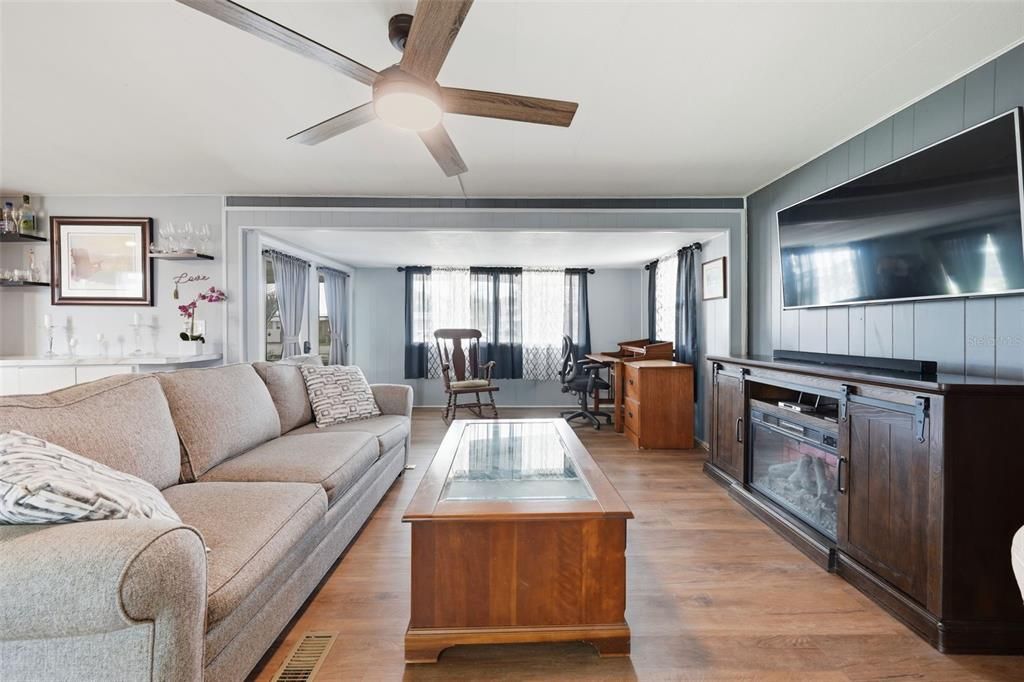 For Sale: $325,000 (3 beds, 2 baths, 1104 Square Feet)