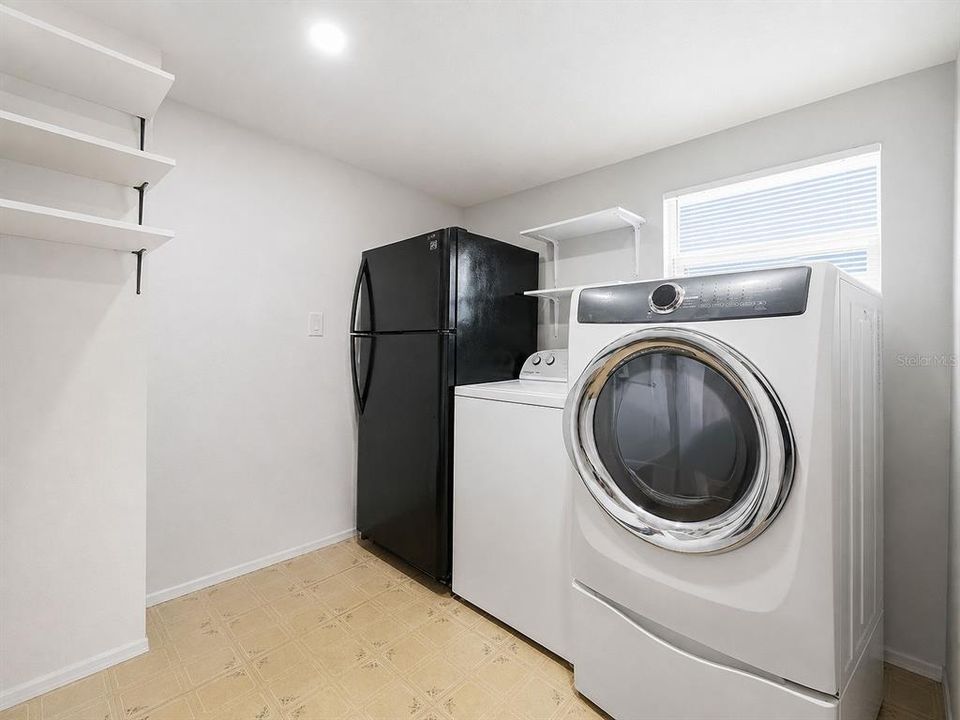 For Sale: $325,000 (3 beds, 2 baths, 1104 Square Feet)