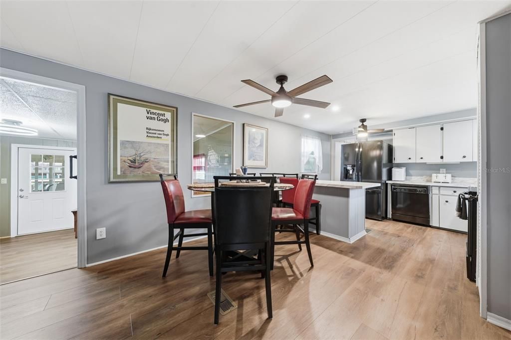 For Sale: $325,000 (3 beds, 2 baths, 1104 Square Feet)