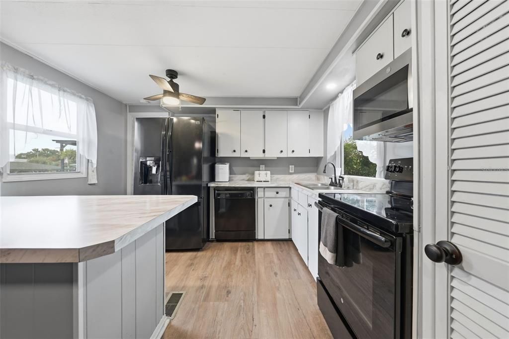 For Sale: $325,000 (3 beds, 2 baths, 1104 Square Feet)