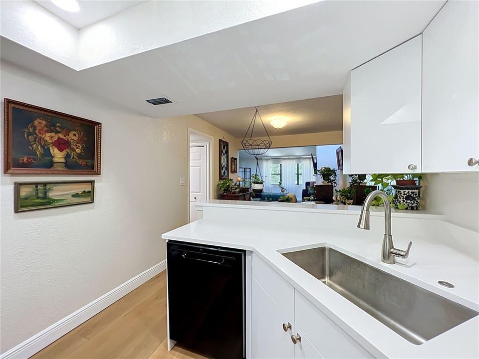 For Sale: $189,900 (2 beds, 2 baths, 1000 Square Feet)