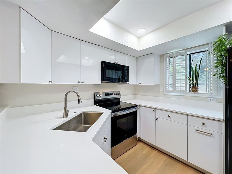 For Sale: $189,900 (2 beds, 2 baths, 1000 Square Feet)