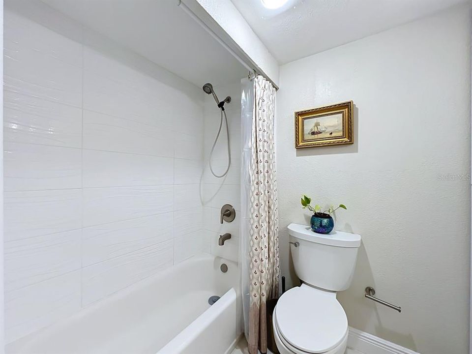For Sale: $189,900 (2 beds, 2 baths, 1000 Square Feet)