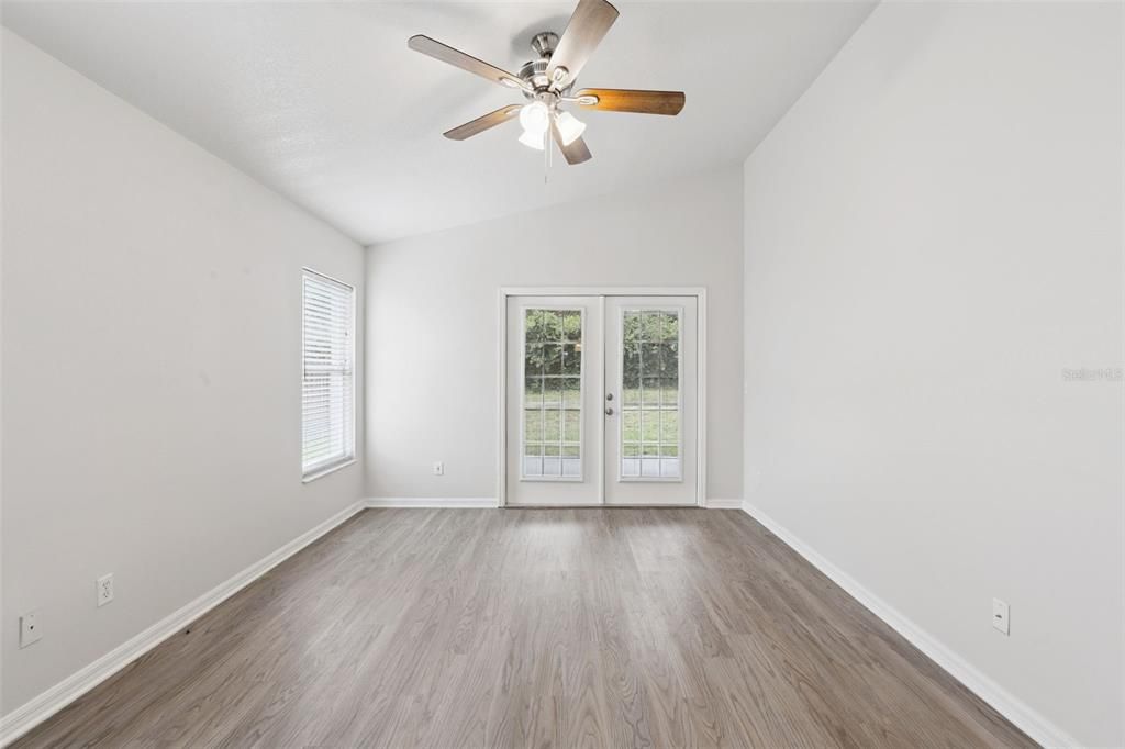 For Sale: $499,900 (4 beds, 2 baths, 1958 Square Feet)