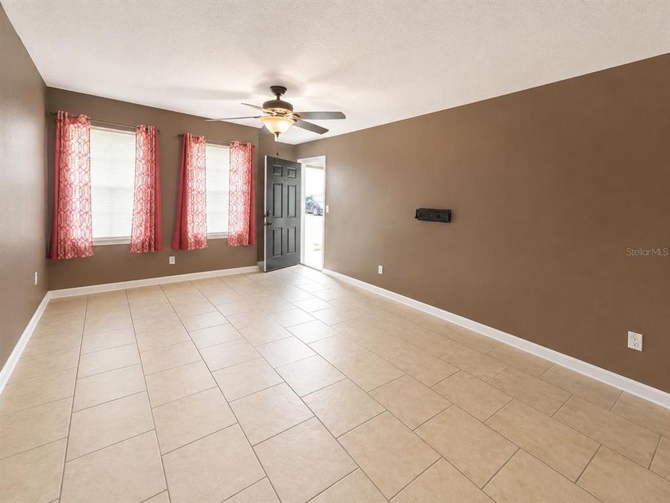 For Rent: $1,295 (2 beds, 1 baths, 992 Square Feet)