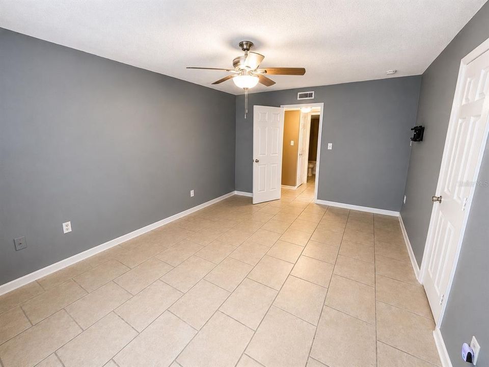 For Rent: $1,295 (2 beds, 1 baths, 992 Square Feet)