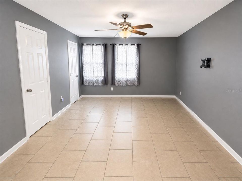 For Rent: $1,295 (2 beds, 1 baths, 992 Square Feet)